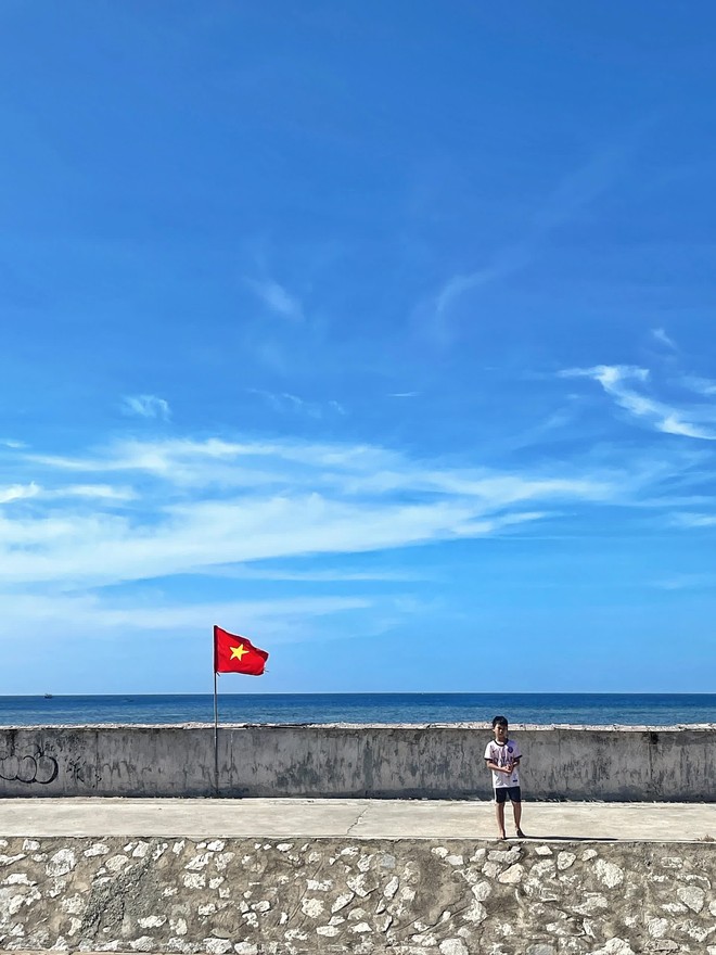Đảo Phú Quý bắt đầu vào mùa biển xanh nắng vàng, chỉ cần đứng vào là có ảnh đẹp - Ảnh 3.