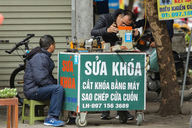 Trái ngược với cái nóng rát mặt ở TPHCM, người dân Hà Nội co ro, chống chọi với mưa rét 13 độ C - Ảnh 5.