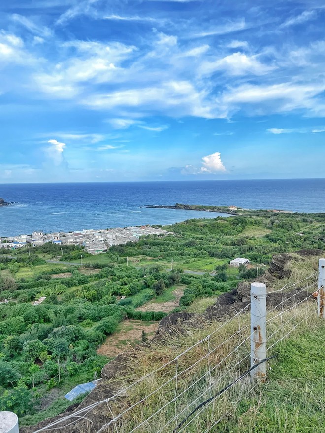 Đảo Phú Quý bắt đầu vào mùa biển xanh nắng vàng, chỉ cần đứng vào là có ảnh đẹp - Ảnh 3.