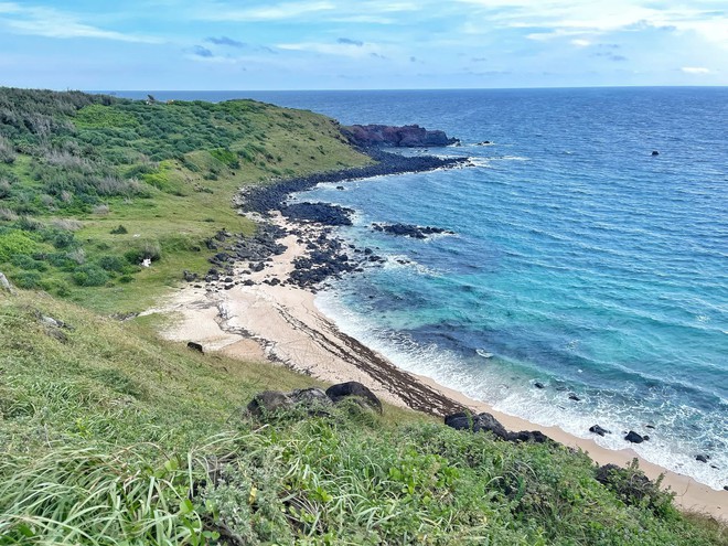 Đảo Phú Quý bắt đầu vào mùa biển xanh nắng vàng, chỉ cần đứng vào là có ảnh đẹp - Ảnh 2.