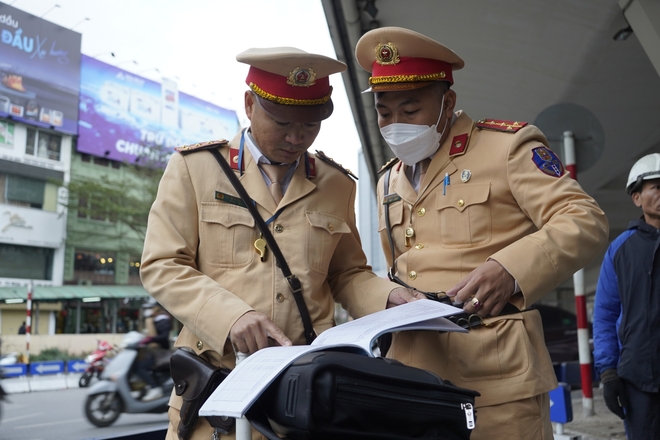 Đi xe máy lên Vành đai 2 vì trời lạnh, sợ đi làm muộn, hàng loạt tài xế xếp hàng nhận phiếu phạt - Ảnh 3.