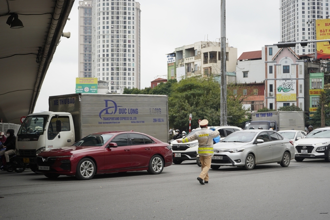 Đi xe máy lên Vành đai 2 vì trời lạnh, sợ đi làm muộn, hàng loạt tài xế xếp hàng nhận phiếu phạt - Ảnh 15.