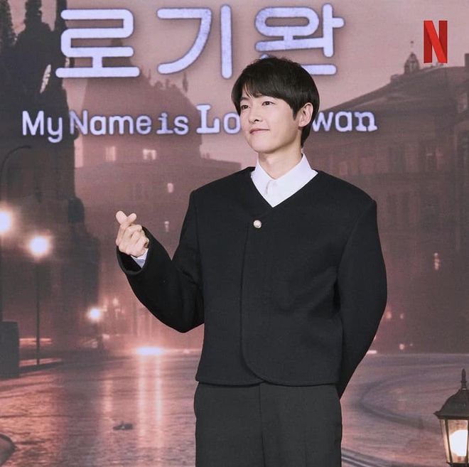 Song Joong Ki khoe nhan sắc đỉnh cao ở họp báo phim mới, cực đẹp đôi bên tình màn ảnh kém 11 tuổi - Ảnh 8.