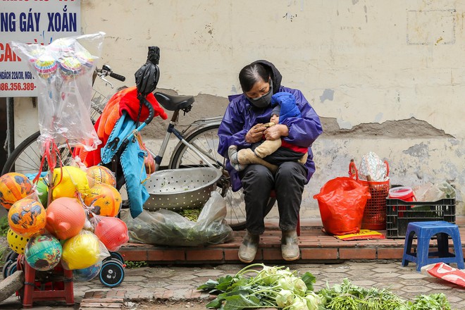 Trái ngược với cái nóng rát mặt ở TPHCM, người dân Hà Nội co ro, chống chọi với mưa rét 13 độ C - Ảnh 12.