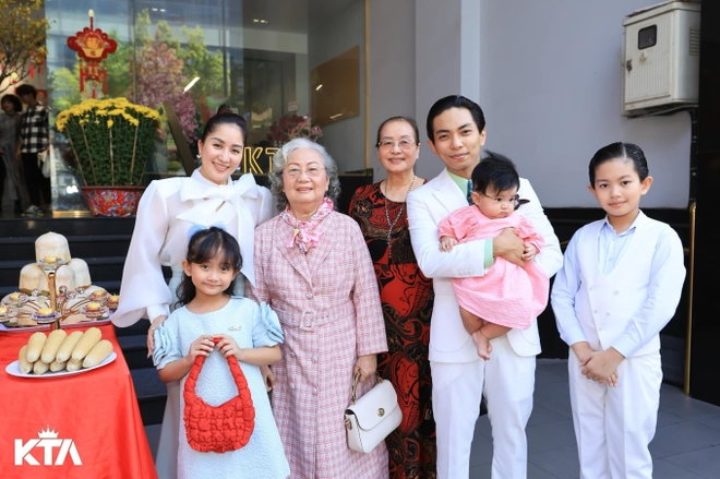 Khánh Thi - Phan Hiển khoe tủ huy chương khủng, một chi tiết hé lộ mối quan hệ của nữ kiện tướng với gia đình chồng - Ảnh 2.