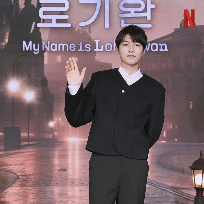 Song Joong Ki khoe nhan sắc đỉnh cao ở họp báo phim mới, cực đẹp đôi bên tình màn ảnh kém 11 tuổi - Ảnh 6.