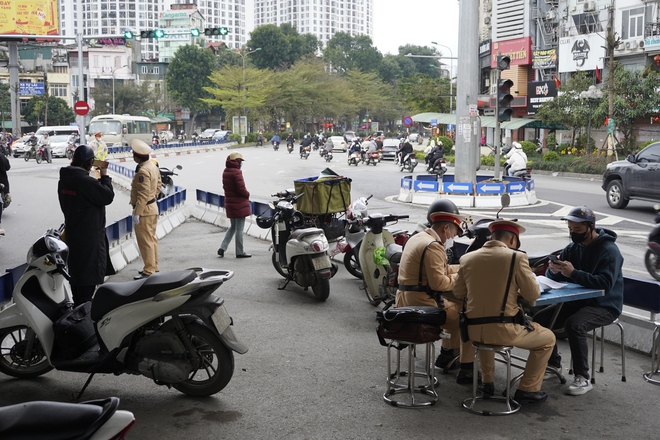 Đi xe máy lên Vành đai 2 vì trời lạnh, sợ đi làm muộn, hàng loạt tài xế xếp hàng nhận phiếu phạt - Ảnh 12.