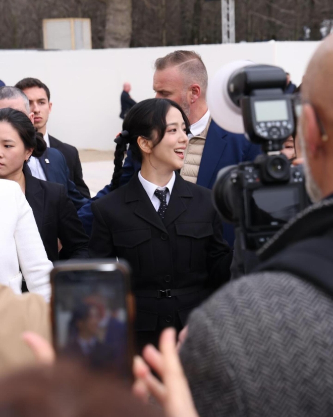 Jisoo hóa chị Tư Wednesday xinh ngút ngàn tại Paris Fashion Week, bất ngờ chễm chệ ngồi hàng ghế đầu với bố chồng tương lai của Lisa! - Ảnh 5.