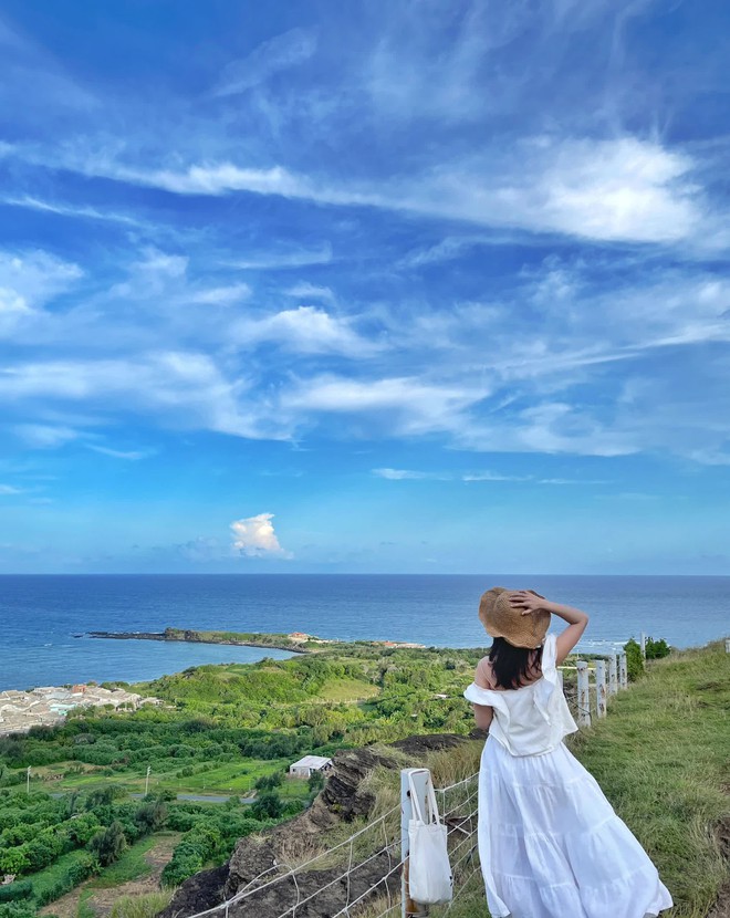 Đảo Phú Quý bắt đầu vào mùa biển xanh nắng vàng, chỉ cần đứng vào là có ảnh đẹp - Ảnh 4.