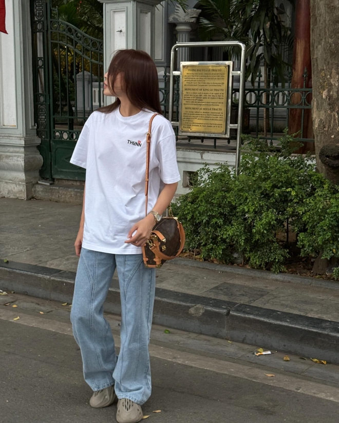 4 mẫu áo trắng giúp các mỹ nhân Việt mặc đẹp từ mùa xuân sang hè - Ảnh 1.