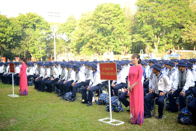 Thanh niên TPHCM rạng rỡ lên đường nhập ngũ, người thân bịn rịn tự hào - Ảnh 1.