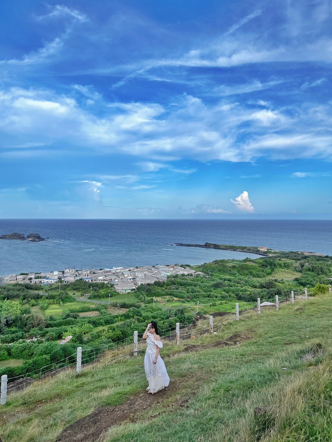 Đảo Phú Quý bắt đầu vào mùa biển xanh nắng vàng, chỉ cần đứng vào là có ảnh đẹp - Ảnh 4.