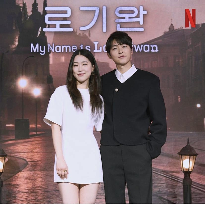 Song Joong Ki khoe nhan sắc đỉnh cao ở họp báo phim mới, cực đẹp đôi bên tình màn ảnh kém 11 tuổi - Ảnh 1.