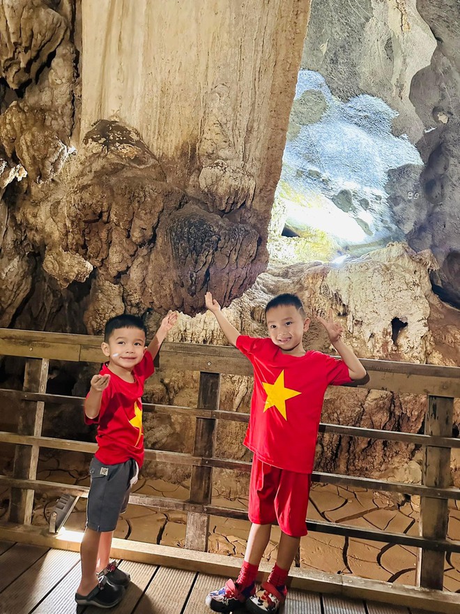 2 bé trai đi phượt hơn 4.000km từ TP.HCM ra Hà Giang cùng ông bà: Mong con cháu thấy đất nước mình đẹp thế nào - Ảnh 4.
