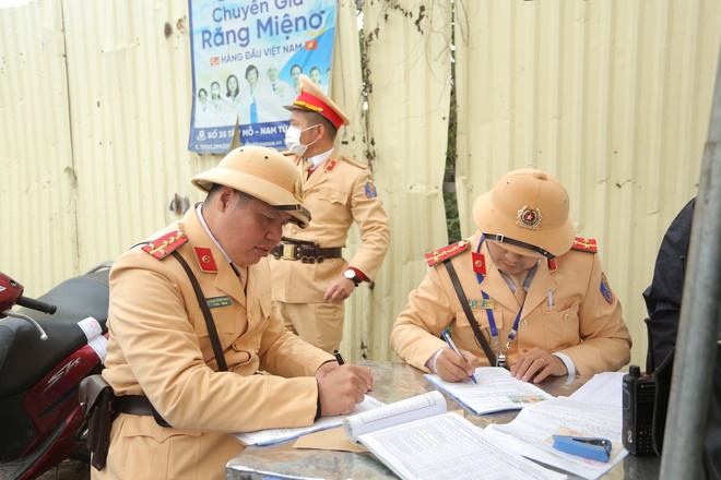 Gặp chốt CSGT, hàng loạt xe máy quay đầu bỏ chạy khi đi vào làn ô tô Đại lộ Thăng Long, người vi phạm khóc lóc xin bỏ qua - Ảnh 9.