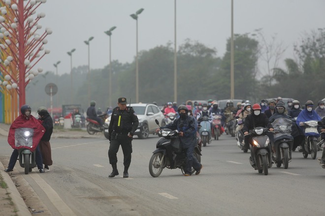 Gặp chốt CSGT, hàng loạt xe máy quay đầu bỏ chạy khi đi vào làn ô tô Đại lộ Thăng Long, người vi phạm khóc lóc xin bỏ qua - Ảnh 7.