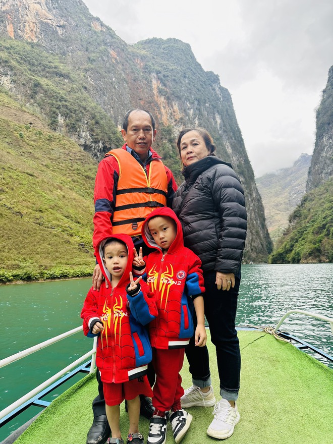 2 bé trai đi phượt hơn 4.000km từ TP.HCM ra Hà Giang cùng ông bà: Mong con cháu thấy đất nước mình đẹp thế nào - Ảnh 1.