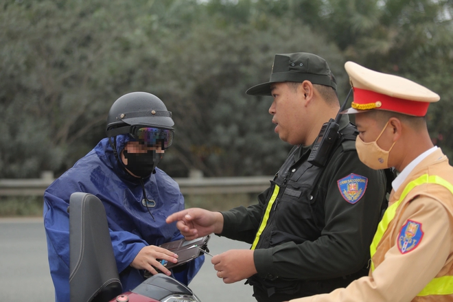 Gặp chốt CSGT, hàng loạt xe máy quay đầu bỏ chạy khi đi vào làn ô tô Đại lộ Thăng Long, người vi phạm khóc lóc xin bỏ qua - Ảnh 5.