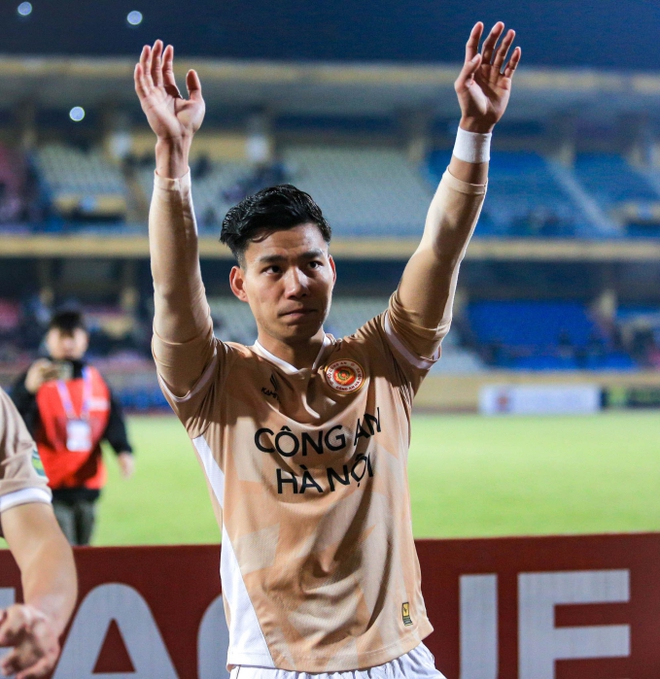 Văn Thanh l&ecirc;n đồ bảnh bao, được g&aacute;i xinh l&aacute;i si&ecirc;u xe 4 tỷ đến đ&oacute;n sau trận đấu - Ảnh 9.