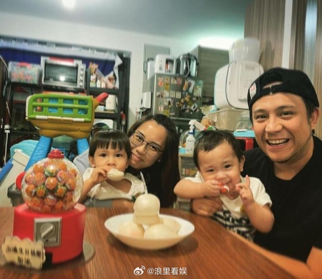 Cuộc sống của nam thần Hong Kong 1 thời sau b&ecirc; bối bắt c&aacute; 5 tay: Con trai bị tự kỷ, vợ từng muốn &ocirc;m 4 người con quy&ecirc;n sinh - Ảnh 2.