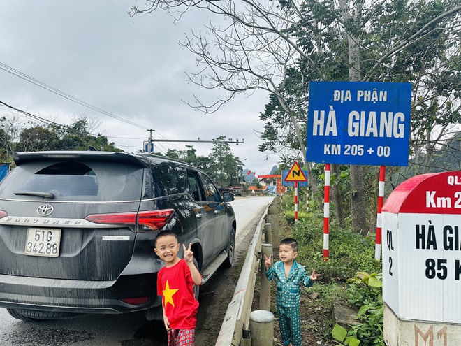 2 bé trai đi phượt hơn 4.000km từ TP.HCM ra Hà Giang cùng ông bà: Mong con cháu thấy đất nước mình đẹp thế nào - Ảnh 10.
