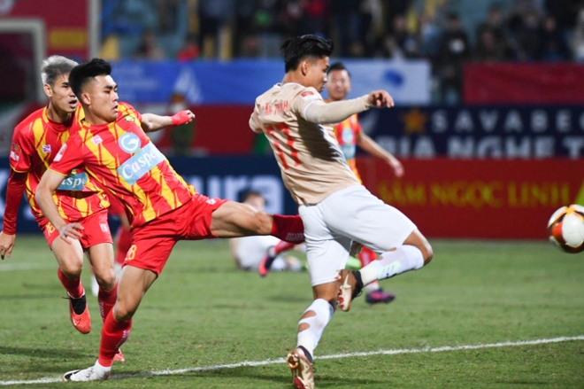 Văn Thanh l&ecirc;n đồ bảnh bao, được g&aacute;i xinh l&aacute;i si&ecirc;u xe 4 tỷ đến đ&oacute;n sau trận đấu - Ảnh 7.