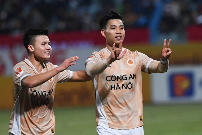 Văn Thanh l&ecirc;n đồ bảnh bao, được g&aacute;i xinh l&aacute;i si&ecirc;u xe 4 tỷ đến đ&oacute;n sau trận đấu - Ảnh 5.