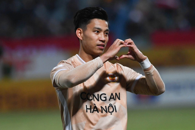 Văn Thanh l&ecirc;n đồ bảnh bao, được g&aacute;i xinh l&aacute;i si&ecirc;u xe 4 tỷ đến đ&oacute;n sau trận đấu - Ảnh 4.
