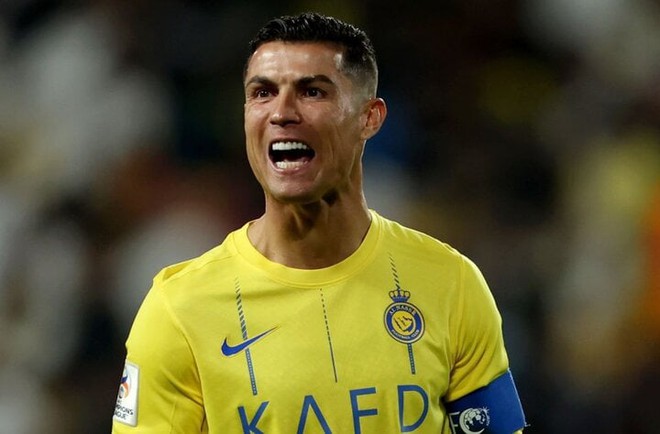 Ronaldo bị trừng phạt sau m&agrave;n ăn mừng phản cảm - Ảnh 1.