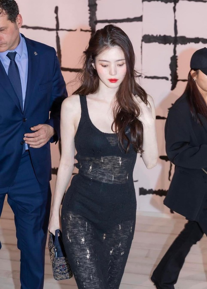 Outfit táo bạo cực cháy khiến huh yunjin nhận nhiều bình luận gây tranh cãi