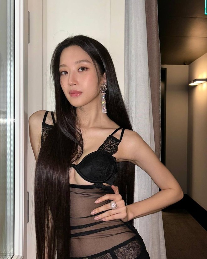 Outfit táo bạo cực cháy khiến huh yunjin nhận nhiều bình luận gây tranh cãi