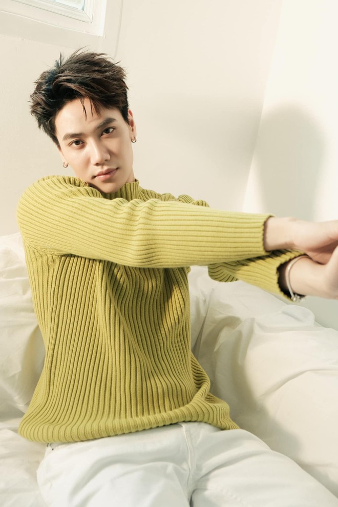 Nam diễn vi&ecirc;n xuất hiện như h&igrave;nh với b&oacute;ng c&ugrave;ng Hương Giang gần đ&acirc;y l&agrave; ai? - Ảnh 4.