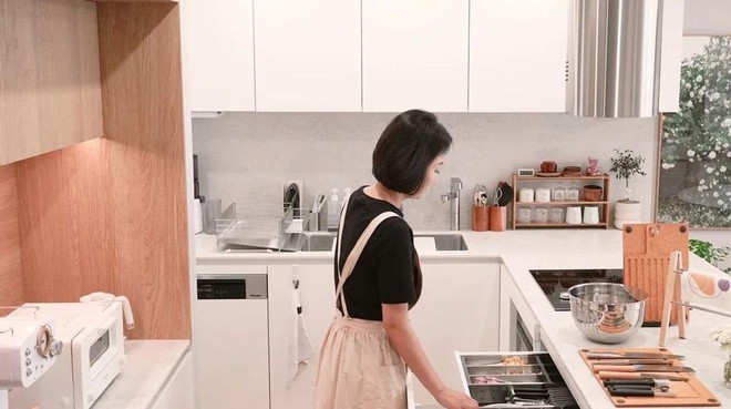 Mẹ đảm H&agrave;n Quốc &aacute;p dụng 11 thủ thuật n&agrave;y để c&oacute; căn bếp sạch sẽ v&agrave; tăng gấp đ&ocirc;i dung lượng lưu trữ - Ảnh 7.