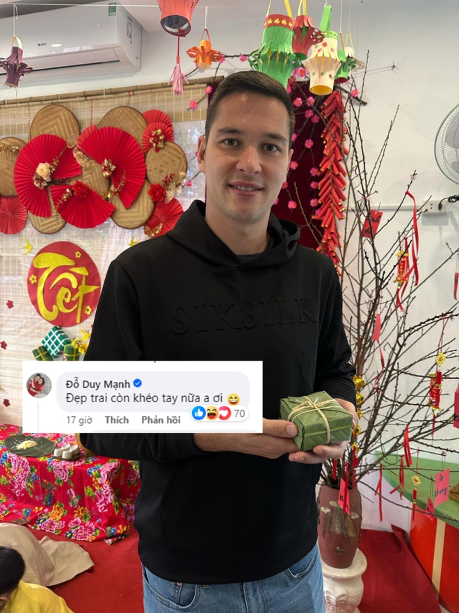 Thủ m&ocirc;n Nguyễn Filip g&acirc;y sốt khi lần đầu g&oacute;i b&aacute;nh chưng ăn tết Việt, th&agrave;nh quả thế n&agrave;o đ&acirc;y - Ảnh 1.