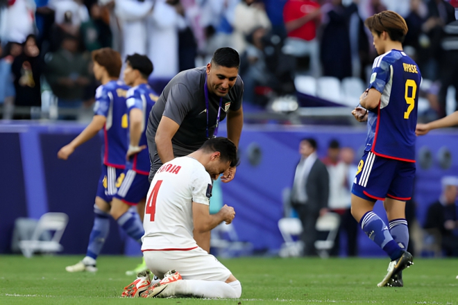 Cầu thủ Iran khóc như mưa sau khi nghẹt thở loại tuyển Nhật Bản tại Asian Cup 2023 - Ảnh 4.