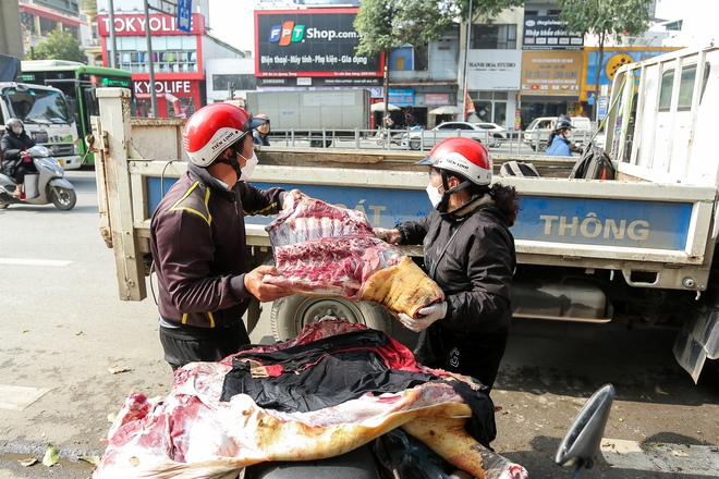 T&agrave;i xế vi phạm nồng độ cồn được Cảnh s&aacute;t giao th&ocirc;ng gi&uacute;p chở đi b&aacute;n thịt ng&agrave;y cận Tết - Ảnh 8.