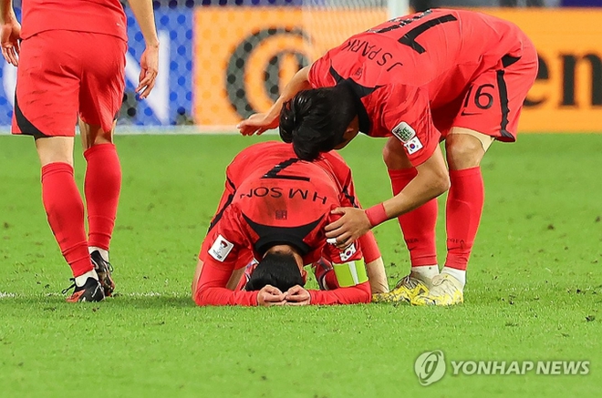Son Heung-min bật khóc nức nở, vỡ òa cảm xúc sau khi cùng tuyển Hàn Quốc đi tiếp nghẹt thở tại Asian Cup - Ảnh 1.