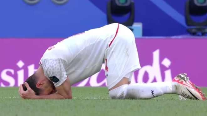 Cầu thủ Iran khóc như mưa sau khi nghẹt thở loại tuyển Nhật Bản tại Asian Cup 2023 - Ảnh 1.