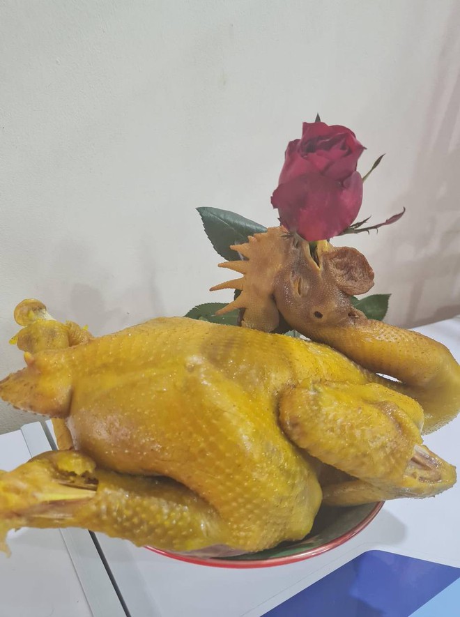 Mua gà lễ luộc sẵn gần nửa triệu đồng, bên ngoài tẩm nghệ, bên trong sống nhăn, lời cảnh tỉnh cho chị em Tết này - Ảnh 5.