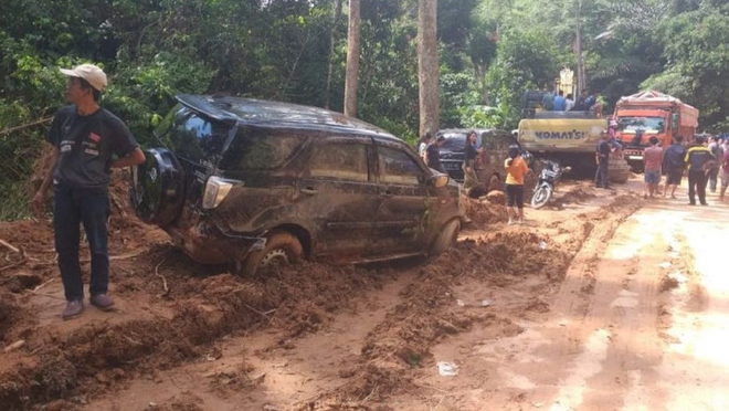 Indonesia: Lở vách đá trên quốc lộ khiến 16 người thương vong - Ảnh 1.