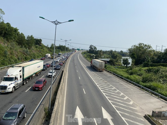 Xe nh&iacute;ch từng ch&uacute;t một tr&ecirc;n lối ra cao tốc Đ&agrave; Nẵng - Quảng Ng&atilde;i - Ảnh 7.