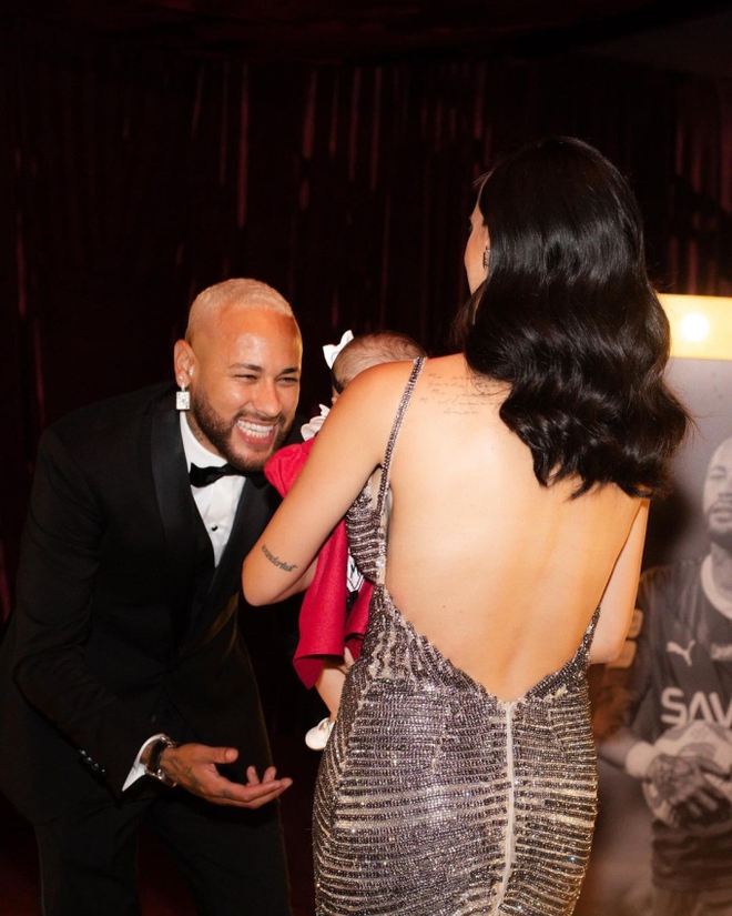 Neymar tổ chức tiệc sinh nhật xa hoa, hạnh ph&uacute;c đăng ảnh chụp c&ugrave;ng bạn g&aacute;i cũ - Ảnh 2.