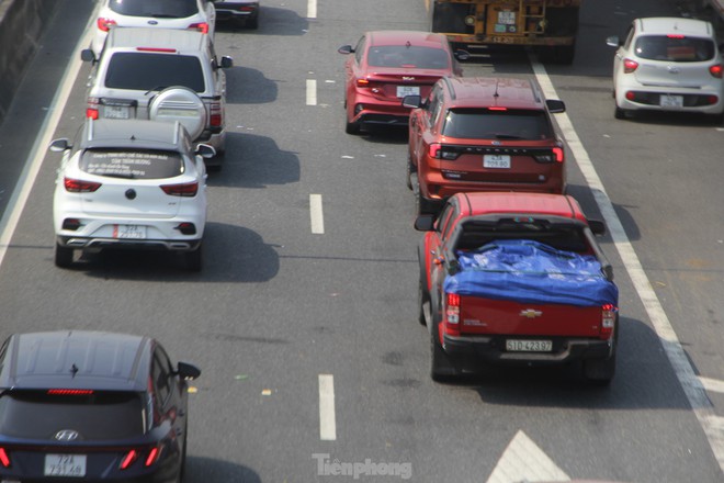 Xe nhích từng chút một trên lối ra cao tốc Đà Nẵng - Quảng Ngãi - Ảnh 6.