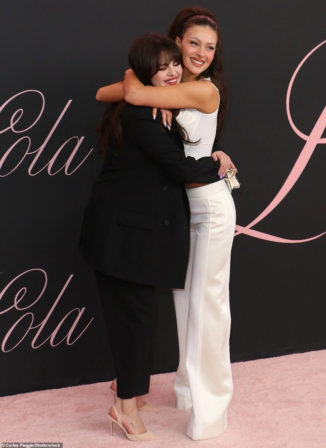 Sexy Selena Gomez overwhelms Victoria Beckham and her daughter-in-law - Photo 10.