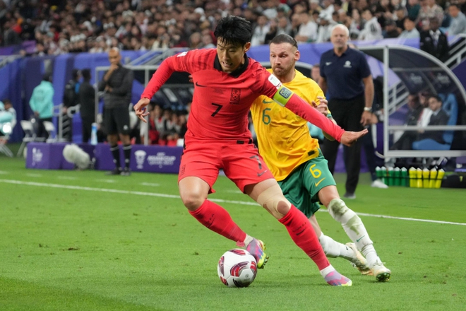 X&oacute;t xa trước h&igrave;nh ảnh Son Heung-min gắng gượng thi đấu với c&aacute;i đầu gối bị quấn băng chằng chịt - Ảnh 3.