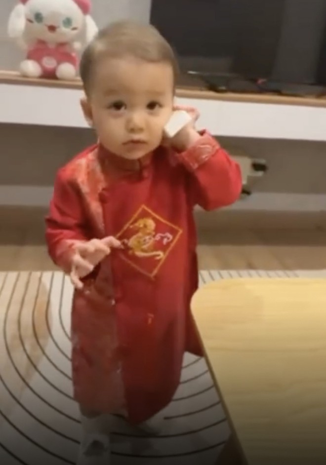 Vợ mẫu T&acirc;y của B&ugrave;i Tiến Dũng c&ugrave;ng chồng con chụp ảnh &aacute;o d&agrave;i đ&oacute;n tết, visual được khen nức nở chuẩn con d&acirc;u Việt Nam - Ảnh 2.