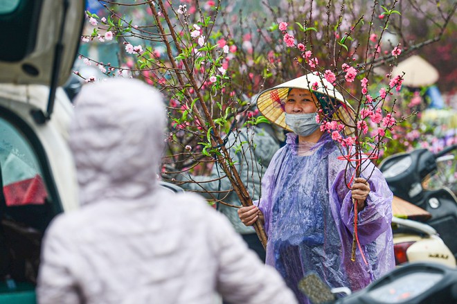 Giao th&ocirc;ng H&agrave; Nội tắc &ldquo;kh&ocirc;ng lối tho&aacute;t&rdquo; những ng&agrave;y cận Tết Nguy&ecirc;n đ&aacute;n, người d&acirc;n &ldquo;đứng im&rdquo; tại chỗ khi lưu th&ocirc;ng tr&ecirc;n đường - Ảnh 9.
