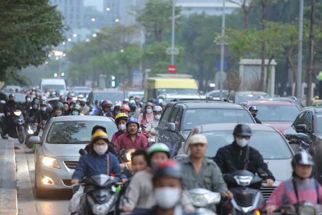 Giao thông Hà Nội ngày 26 Tết: Có nơi dễ thở lạ thường, có nơi tắc không lối thoát - Ảnh 5.