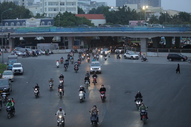 Giao thông Hà Nội ngày 26 Tết: Có nơi dễ thở lạ thường, có nơi tắc không lối thoát - Ảnh 4.