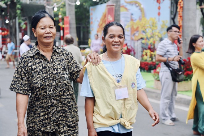 Những nụ cười đặc biệt ở BV Chợ Rẫy, nơi y bác sĩ chung tay làm đường hoa xuân, mang Tết đến gần hơn với bệnh nhân- Ảnh 10.